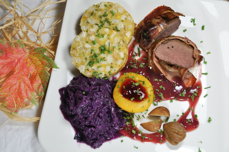 aba-bbq > Zarter Rehrücken im Speckmantel mit Rosmarin Wacholder geräuchert von Florian und Romana